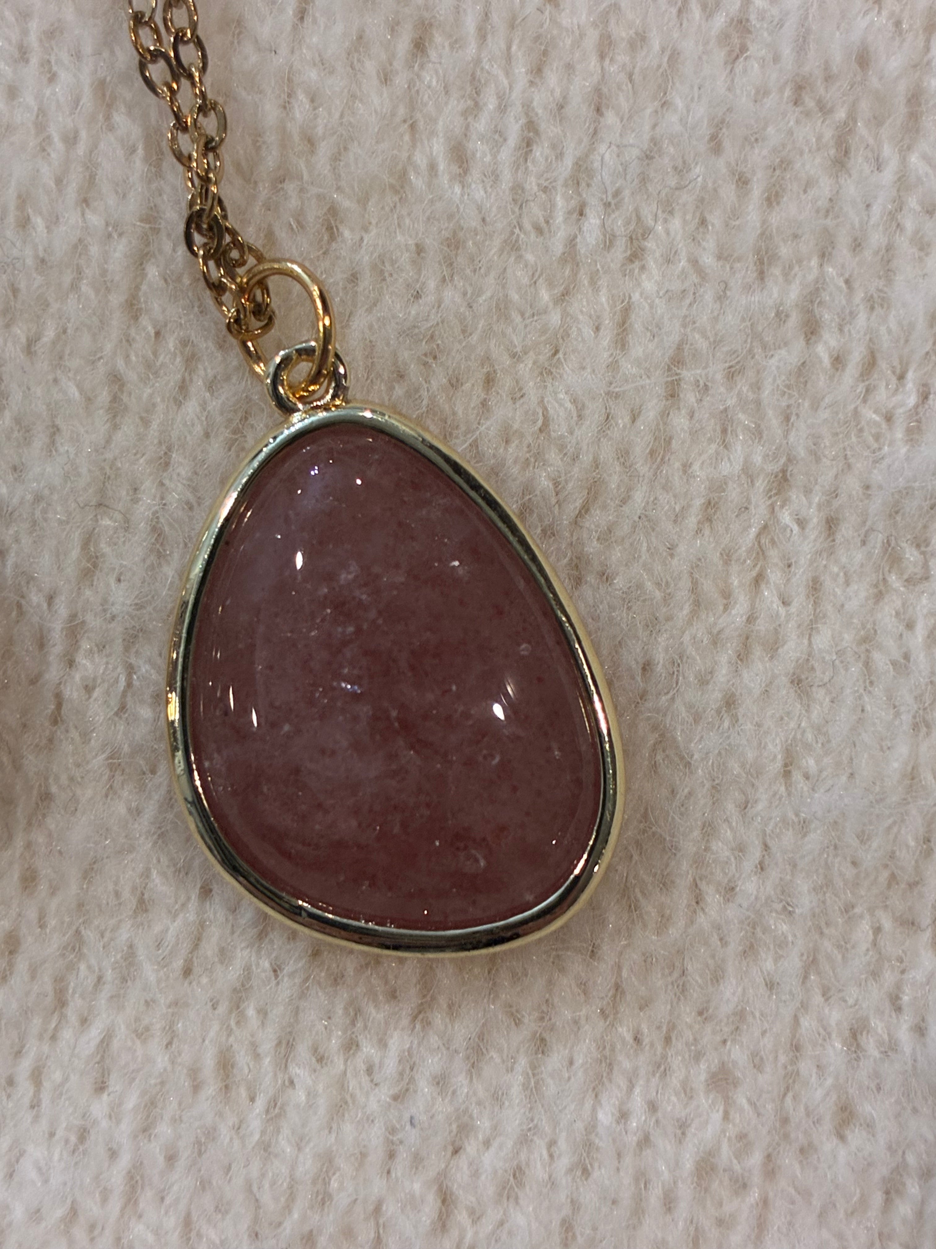 Strawberry Quartz Necklace – Natural Pink Gemstone Pendant – Gold Stainless Steel Chain – Love, Confidence & Heart Energy
